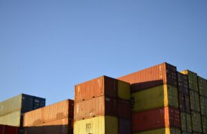 Perbandingan Dockerfile dan Podman Build