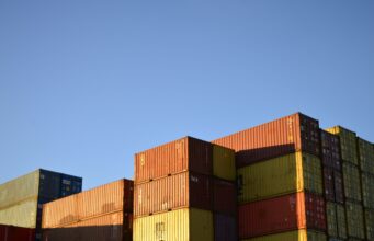 Perbandingan Dockerfile dan Podman Build