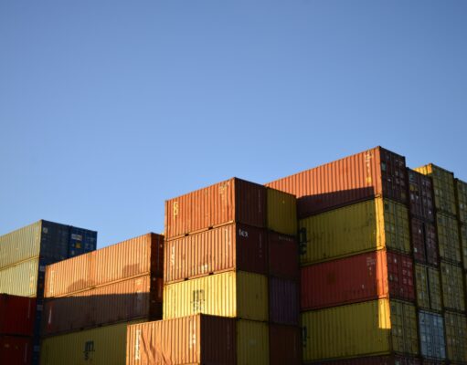 Perbandingan Dockerfile dan Podman Build