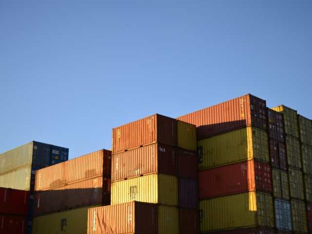 Perbandingan Dockerfile dan Podman Build